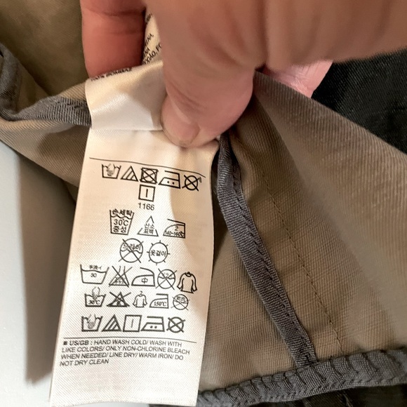 Gap XS jean jacket in an aged look. Two button closure & two front deep pockets. - Picture 10 of 11